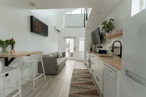 Unclassified image, 4 of 32, button