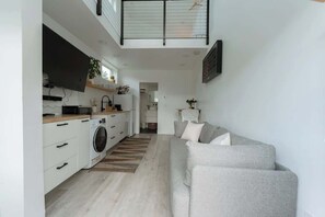 Unclassified image, 2 of 32, button