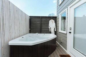 Unclassified image, 2 of 32, button