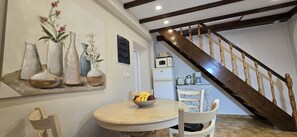 Traditionel villa | Privat køkken | Køleskab/fryser i fuld størrelse, mikrobølgeovn, ovn, opvaskemaskine