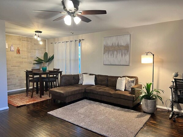 TV - Entire 3 Bedroom Home, Quiet & Safe Neighborhood (Peoria)