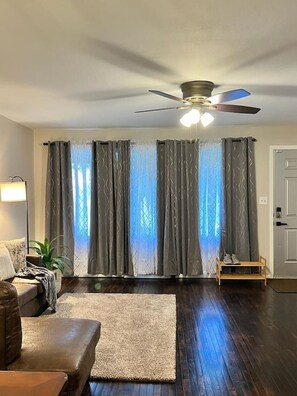 TV - Entire 3 Bedroom Home, Quiet & Safe Neighborhood (Peoria)