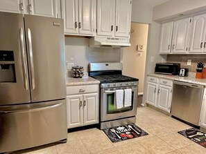 Fridge, microwave, oven, stovetop - Entire 3 Bedroom Home, Quiet & Safe Neighborhood (Peoria)