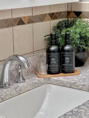 Fridge, microwave, oven, stovetop - Entire 3 Bedroom Home, Quiet & Safe Neighborhood (Peoria)