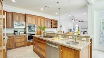House (5 Bedrooms) | Interior
