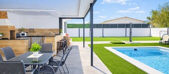 Cubo's Casa Soles & Football field / soccer field / private pool / free wifi
