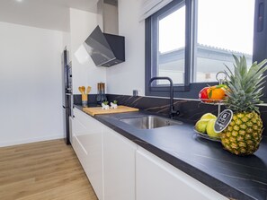 Køleskab, mikrobølgeovn, ovn, kaffe-/temaskine