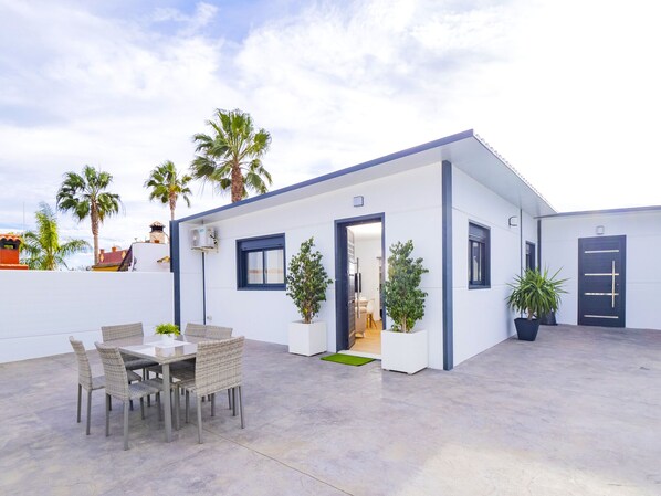 Outdoor dining - Cubo's Casa Soles & Football field / soccer field / private pool / free wifi (Mijas Costa)