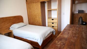 2 habitaciones, edredón, tabla de planchar con plancha y wifi gratis