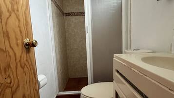 Family Apartment | Bathroom | Shower, rainfall showerhead, towels
