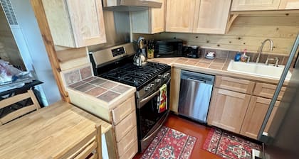 Rainbow House Private Annex: Year-round comfort at North Cascades National Park!