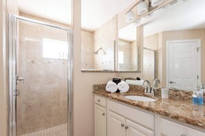 Douche, articles de toilette écologiques, séchoir à cheveux