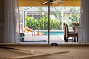 Utendørsbasseng og et oppvarmet basseng