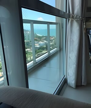 尊荣公寓, 使用泳池, 海滩景观 | 起居区 | 48-英寸智能电视(配备数码频道)、Netflix、Hulu