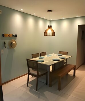 Premium Apartment, Pool Access, Beach View | Dining room
