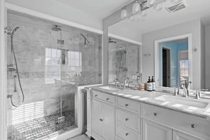 Een douche, een haardroger, shampoo
