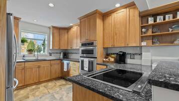 Geladeira, micro-ondas, fogão, cooktop