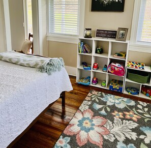 5 bedrooms, iron/ironing board, travel crib, WiFi - Historic Farmhouse Getaway (Bedford)