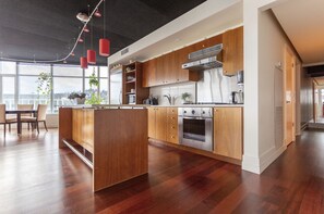 Private kitchen - Luxury Downtown Portland 2 Bedroom Condo with Incredible City Views (Portland)