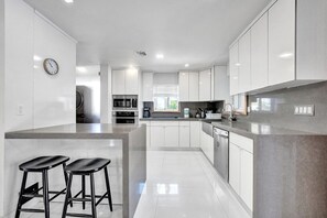 Fridge, microwave, oven, stovetop - Private Waterfront Paradise minutes from Miami (Hollywood)