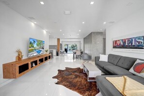 Fernseher, Videospiele, Tischfußball, Bücher