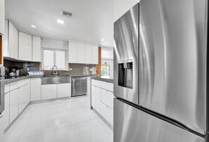 Fridge, microwave, oven, stovetop - Private Waterfront Paradise minutes from Miami (Hollywood)