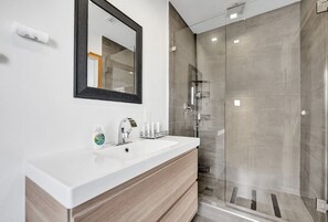 Miljøvenlige toiletartikler, hårtørrer, håndklæder
