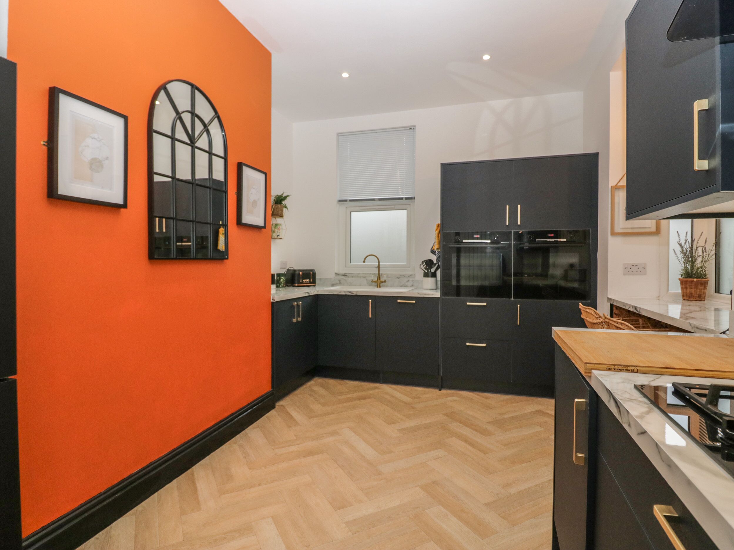 Refrigerador, lavavajillas, tetera eléctrica y tostadora 