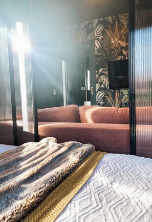 1 bedroom, in-room safe, desk, iron/ironing board - Luxury, jungle-themed micro-apartment. 300m to tram stop. Walk to Lonsdale St. (Braddon)