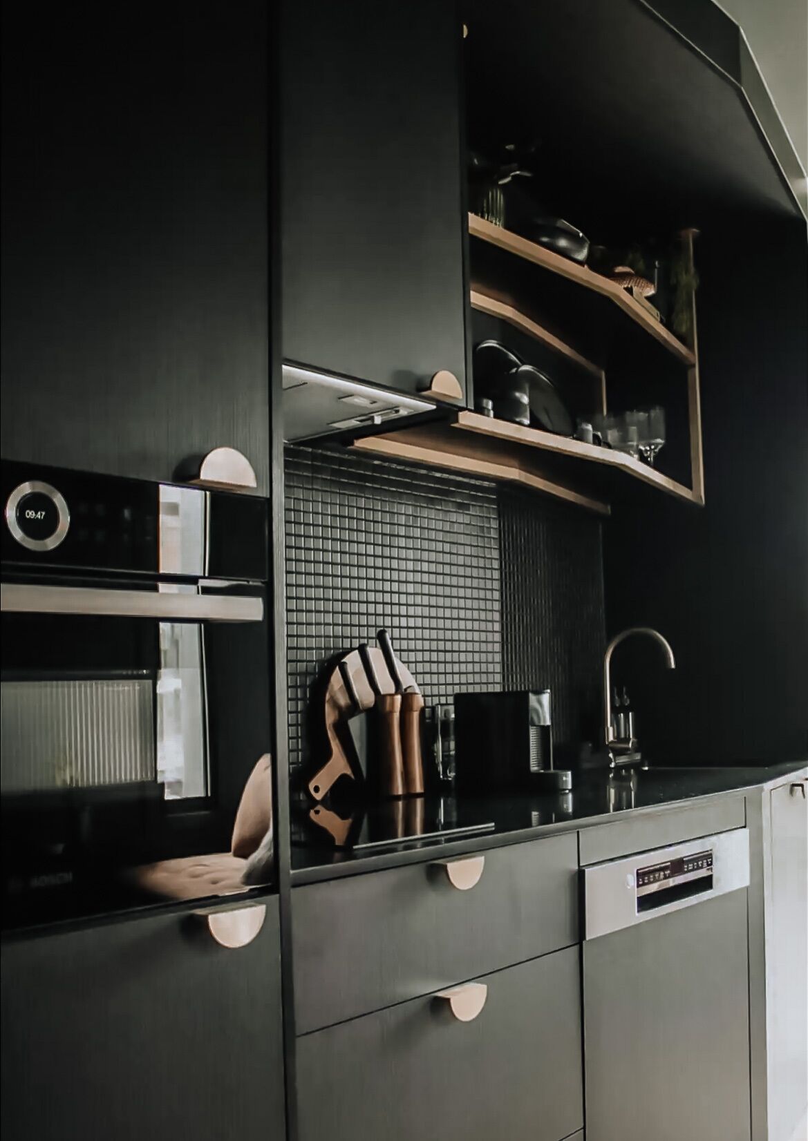 冷蔵庫、電子レンジ、オーブン、コンロ