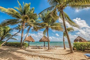 On the beach - Escape to Your Private Beachfront Paradise Penthouse, with Breathtaking Ocean Views! (Akumal)