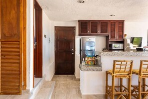 Frigorífico, microondas, horno y placa de cocina