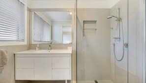 Shower - Deja View - Breathtaking Beach House in Mollymook (Mollymook Beach)