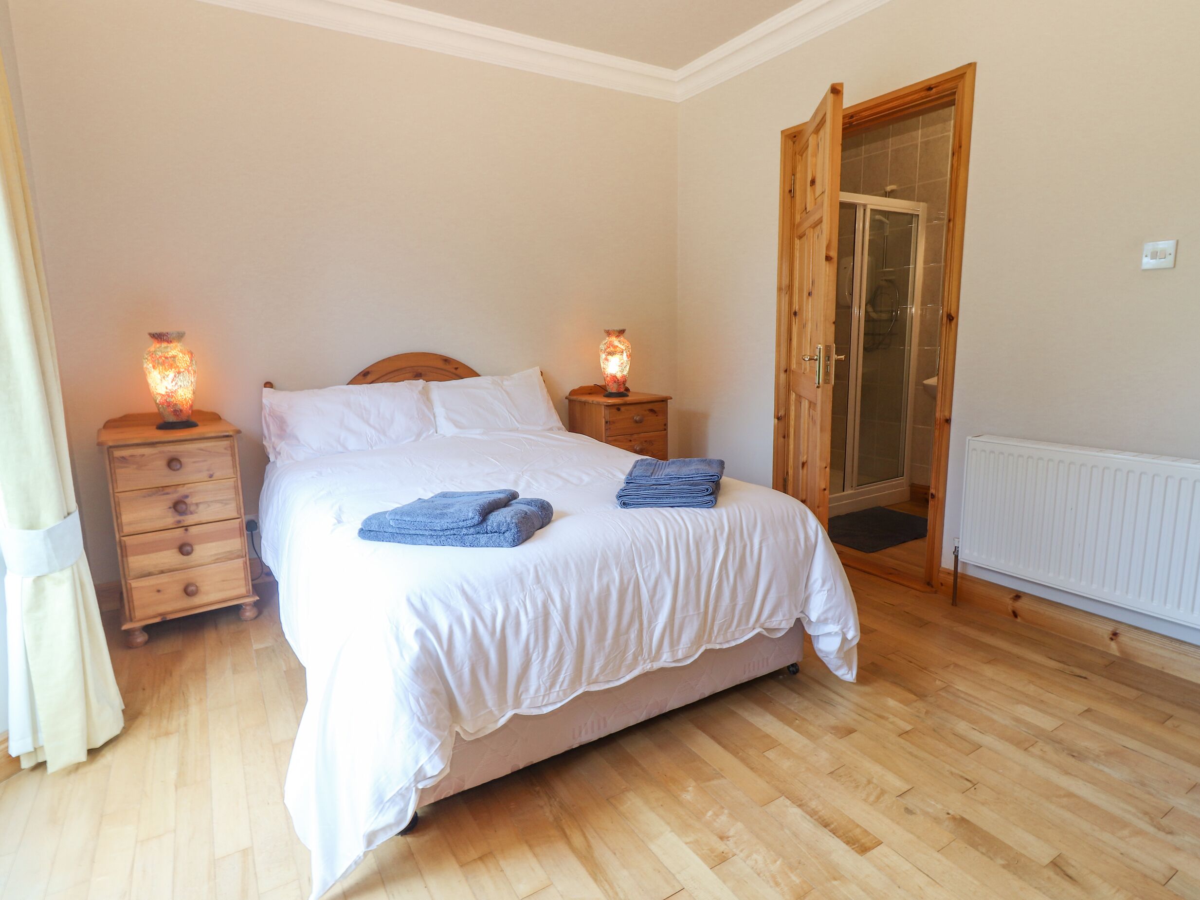 5 quartos, individualmente decorados, individualmente mobiliados