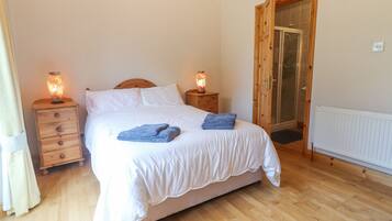 5 quartos, individualmente decorados, individualmente mobiliados