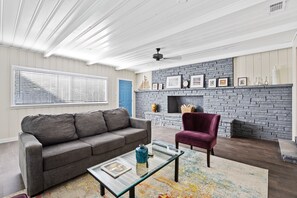 Smart TV - Cowtown Cozy Retreat (Fort Worth)