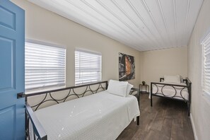 3 bedrooms, iron/ironing board, free WiFi, bed sheets - Cowtown Cozy Retreat (Fort Worth)