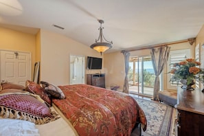 4 bedrooms, desk, iron/ironing board, WiFi