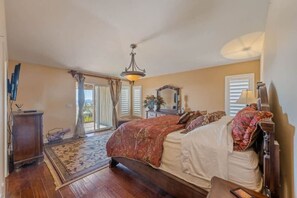 4 bedrooms, desk, iron/ironing board, WiFi