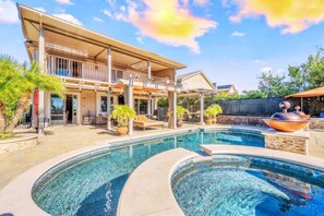 A modern house with a large swimming pool, outdoor seating, and a covered patio area. - ৎ୭The safty paradiseৎ୭H/w Pool Jacuzzi, 4 bedrooms (Los Angeles)