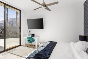 2 slaapkamers, een bureau, een strijkplank/strijkijzer, reisbedje