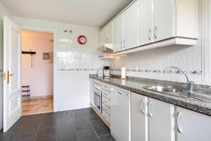 Kühlschrank, Mikrowelle, Herdplatte, Geschirrspüler