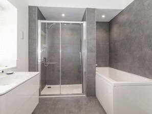 Shower - Grassings (Ambleside)