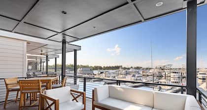Haven - Pet Friendly Houseboat, Downtown Wilmington
