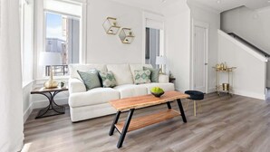 Una sala de estar moderna con sofá, mesa de centro y objetos decorativos.