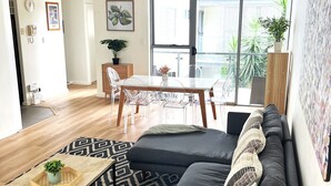 TV - Perfect Locale 2bed Apt Parking, Perfect Locale 2 Bed Apartment (South Brisbane)