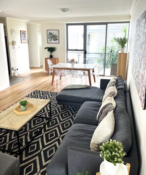 TV - Perfect Locale 2bed Apt Parking, Perfect Locale 2 Bed Apartment (South Brisbane)