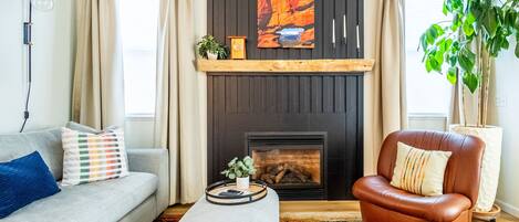 TV connectée, cheminée, lecteur de DVD, table de tennis de table