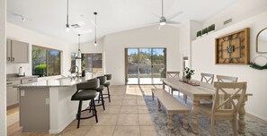 Dining - Family Retreat surrounded by mountains, fairways and trails.   (Fountain Hills)