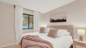 3 bedrooms, iron/ironing board, free WiFi, bed sheets - Lakefront Retreat w/ screened porch & private dock (Lake Ozark)